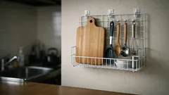 セリアのディッシュラックが収納の救世主に、110円で叶う浮かせる整理術