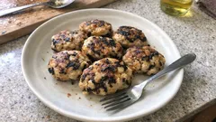 離乳食中期に：ささみ×豆腐でしっとり手づかみハンバーグ（冷凍ストックOK）