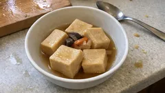 戻さずそのまま煮るだけ：だしがしみる高野豆腐の含め煮（作り置きにも）