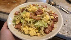 キャベツともやしでさっと一品：ベーコンの旨みが効いたふんわり卵炒めレシピ